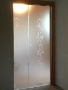 porte_vetro_satinato_vetro_porte_eclisse_pordenone_treviso_vetra_stefano_zambon_porta_vetro_satinato_sabbiato_decori_sabbiati (19) 